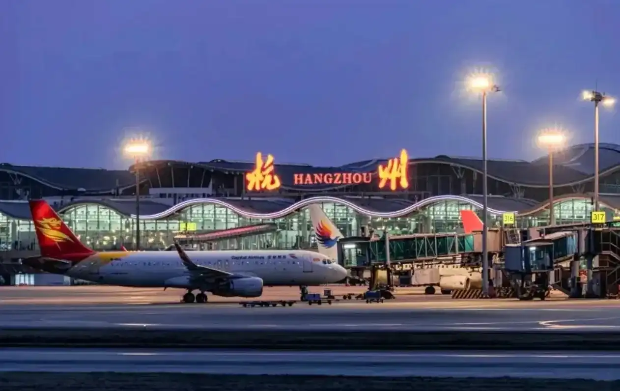 Aircraft on the apron outside Hangzhou Xiaoshan International Airport at night