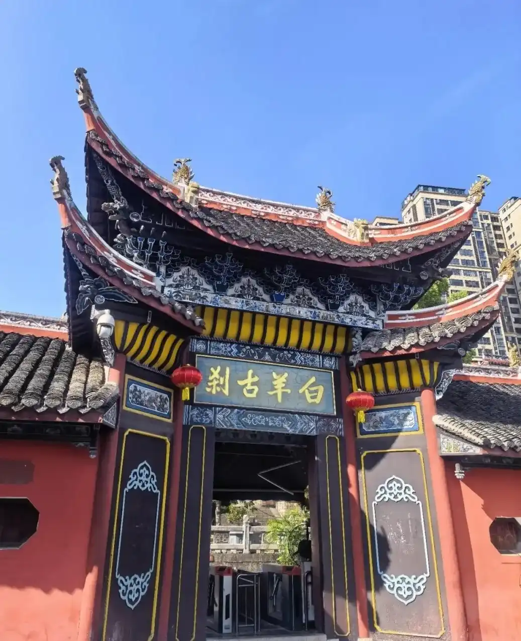 The entrance and first courtyard gate of Baiyang Ancient Temple's Puguang Temple complex