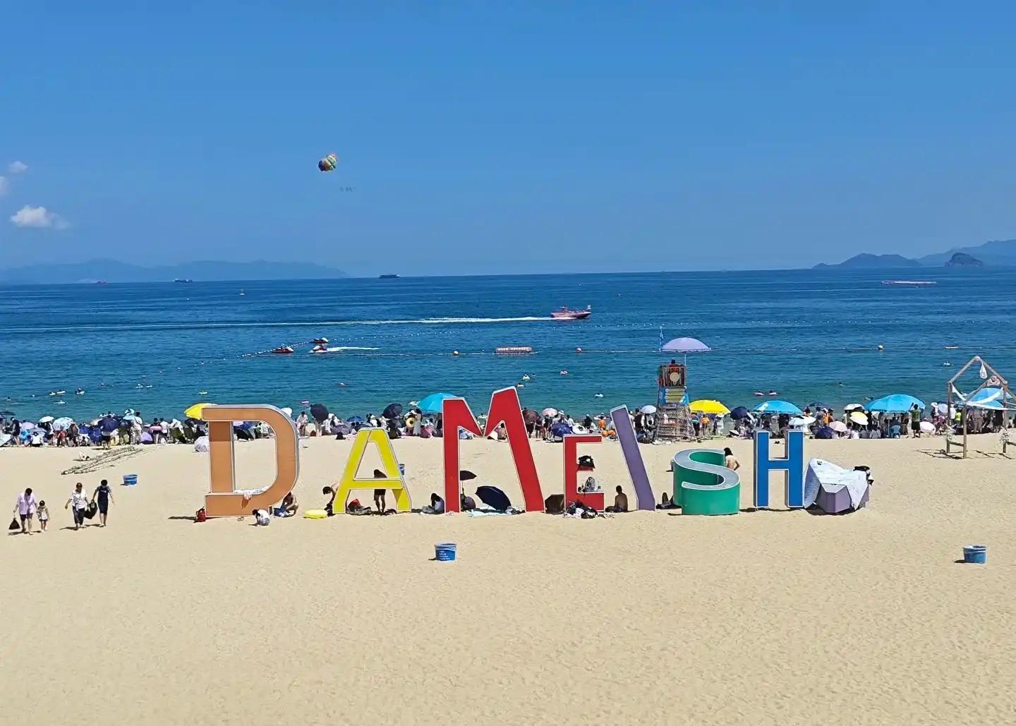 Main beach and bay at Dameisha Seaside Park