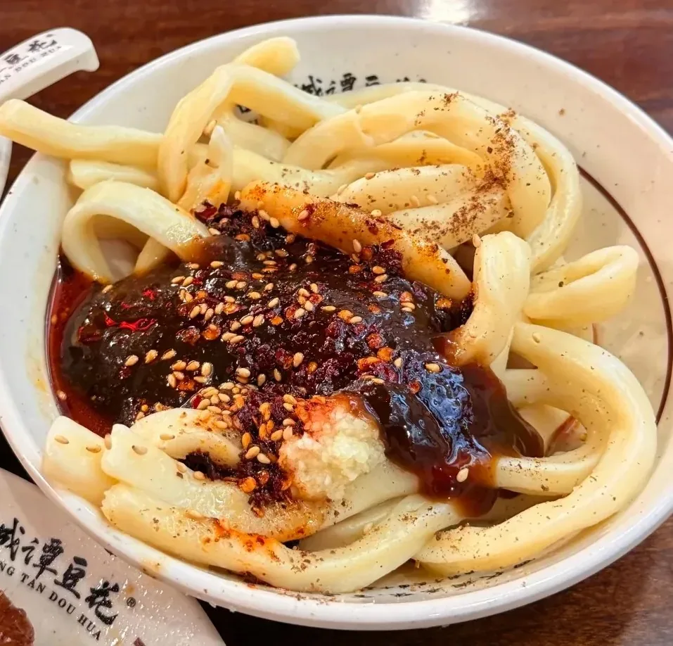 Sweet-water noodles mixed with chilli oil and peanuts