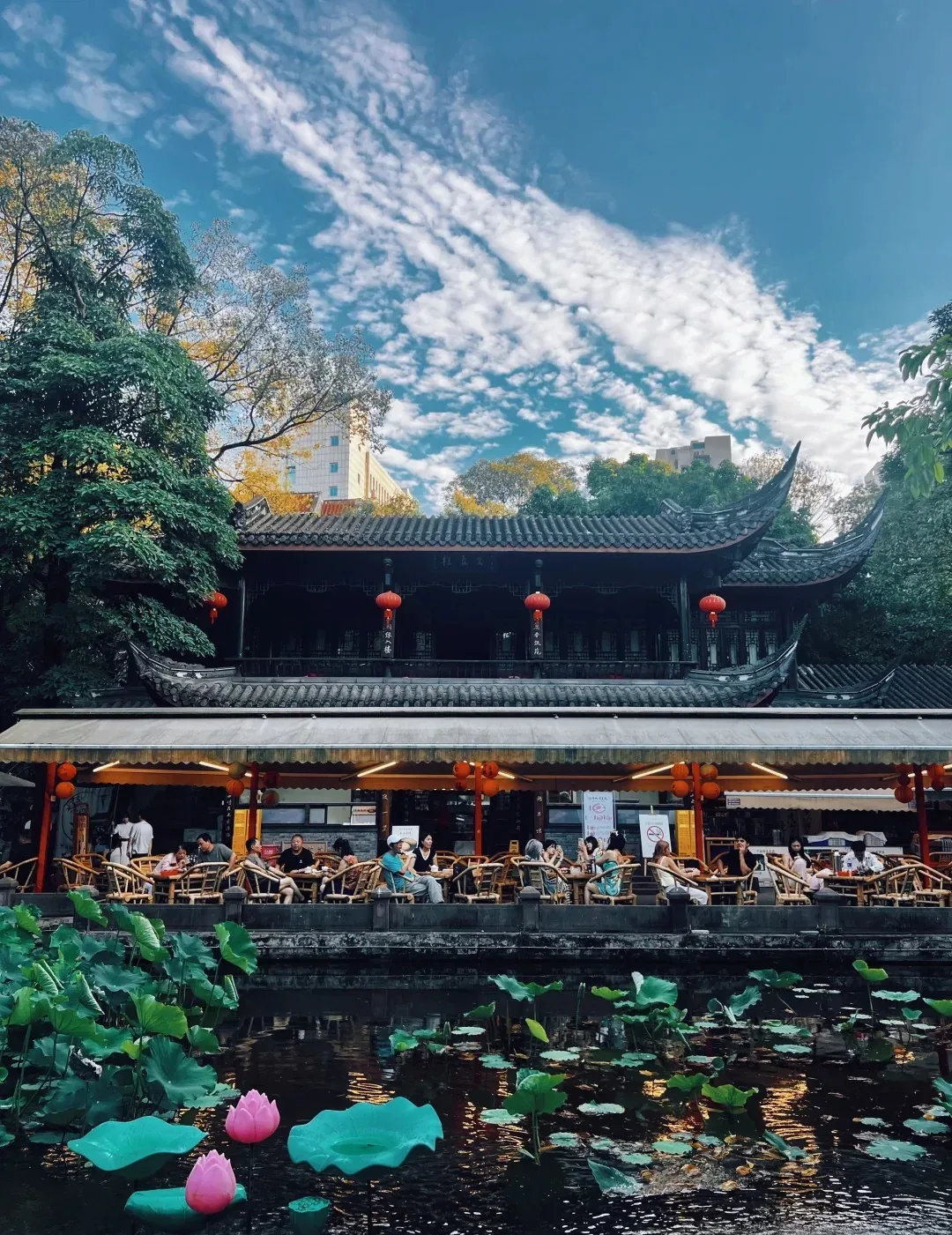 Heming Teahouse and outdoor seating beside the lotus pond