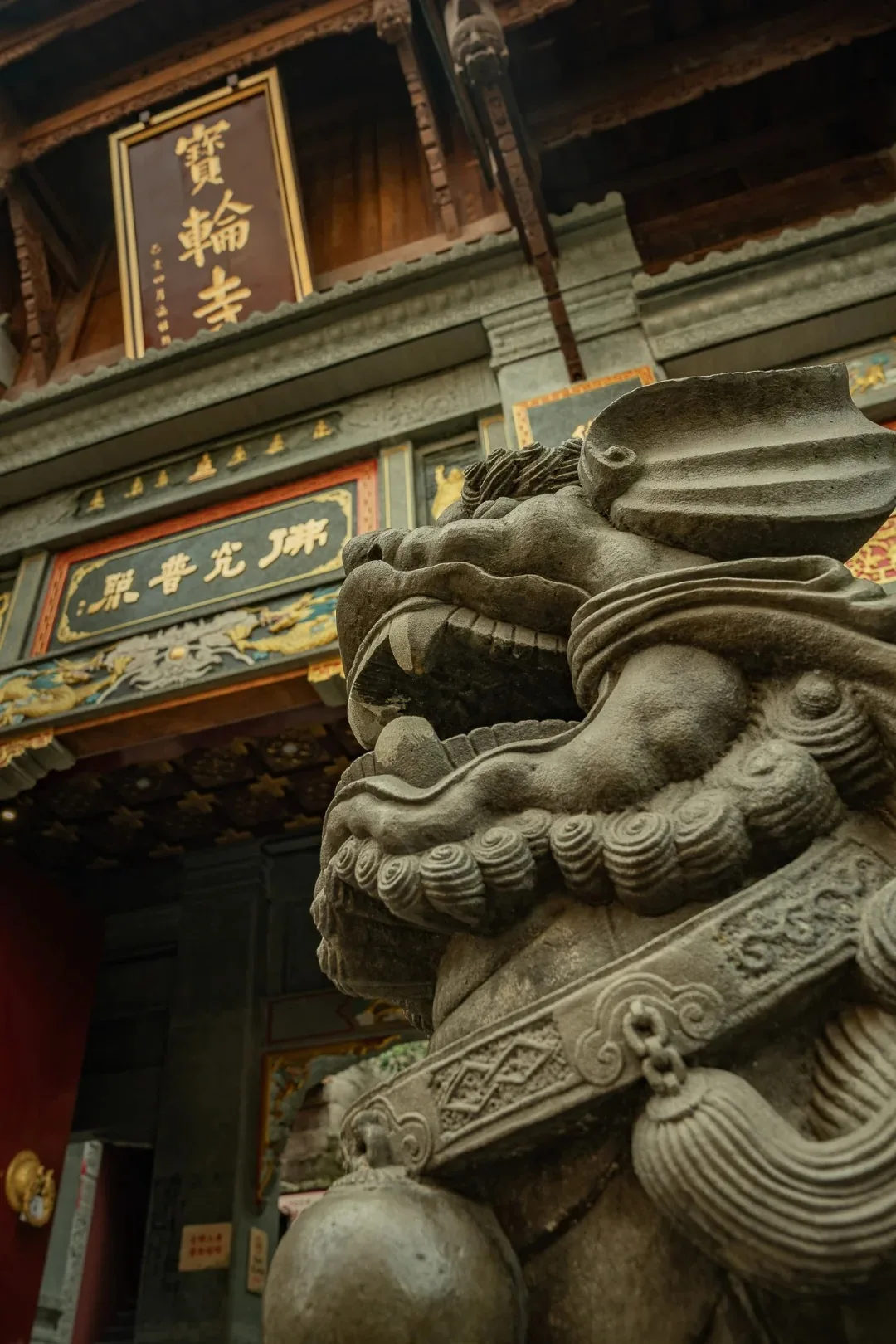 Lidded tea cups and traditional furnishings