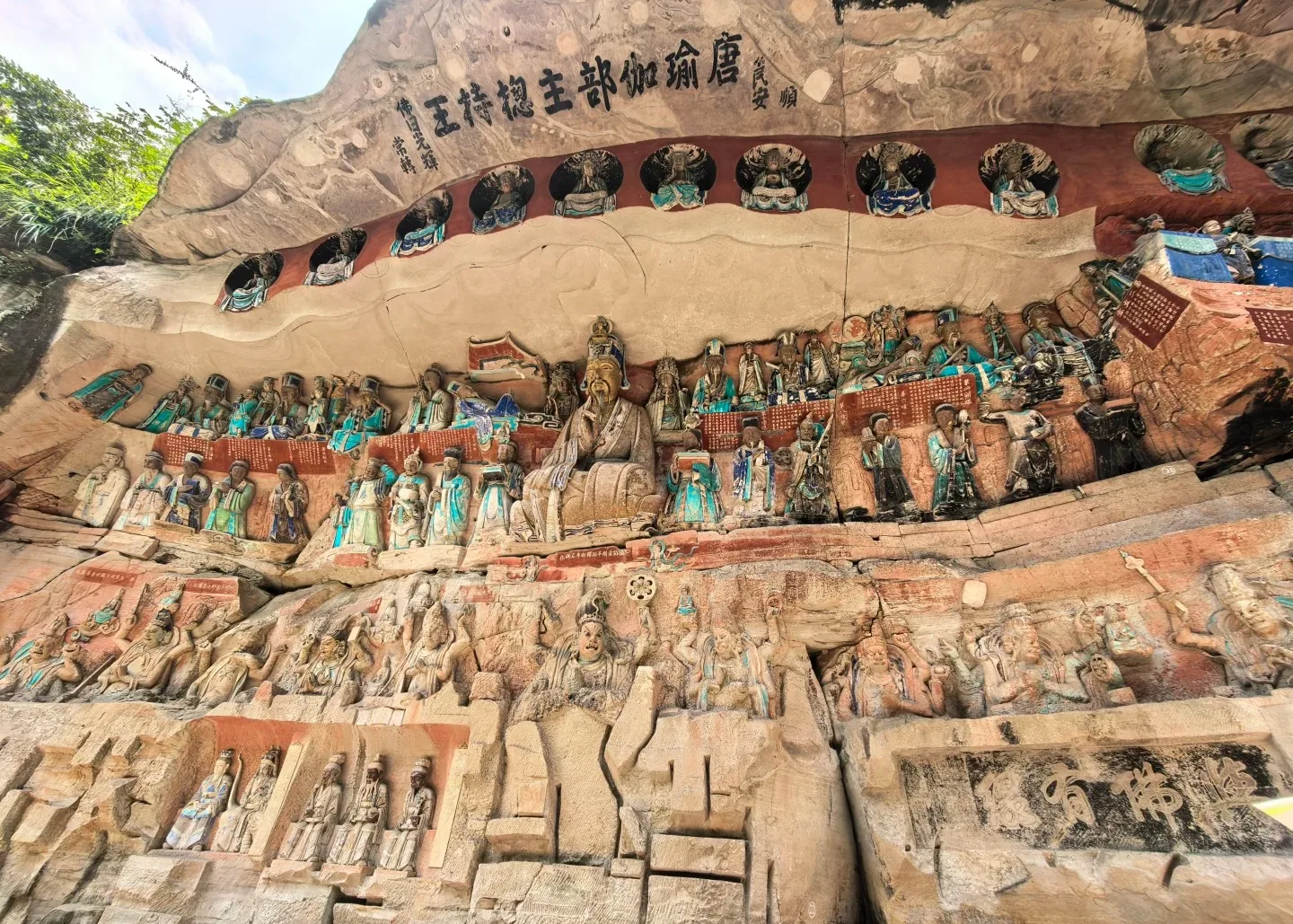 Color, inscriptions and figure details