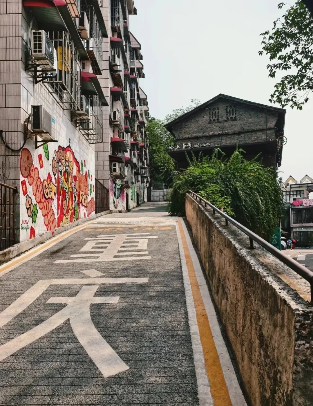 Old walls and new cultural uses inside the factory