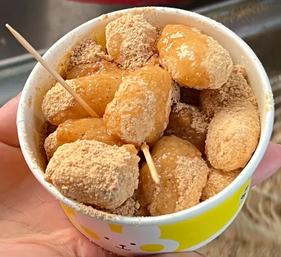 Golden fried ciba coated with soybean powder and brown sugar syrup