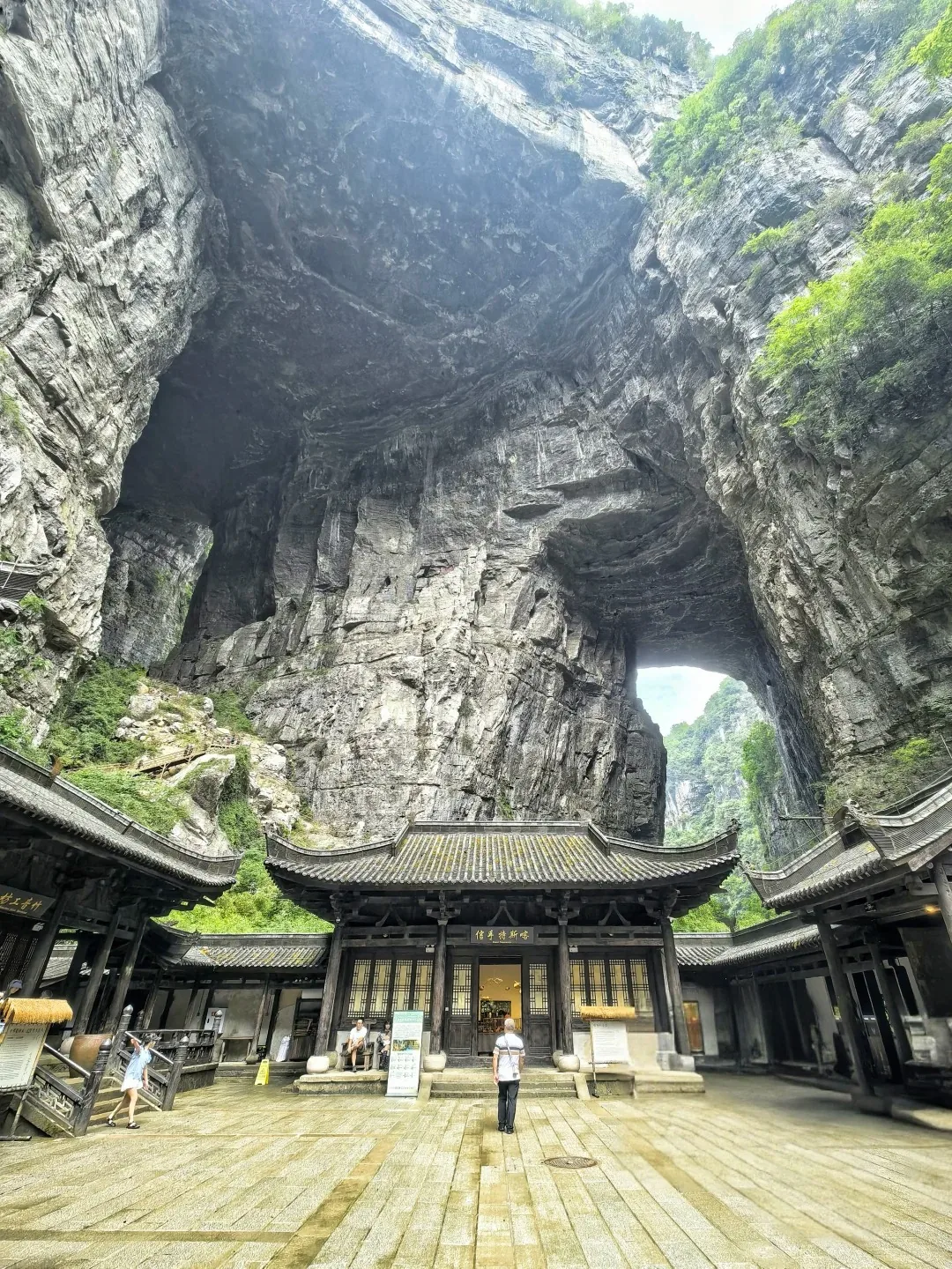 Tianfu Posthouse beneath Tianlong Bridge