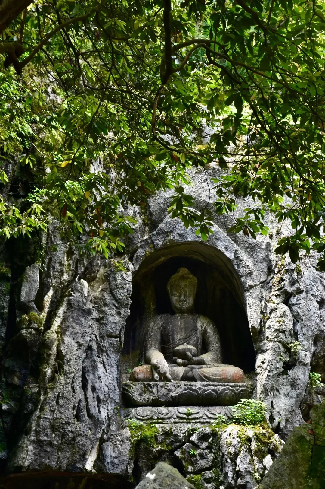 A seated Buddha carved into Feilai Peak