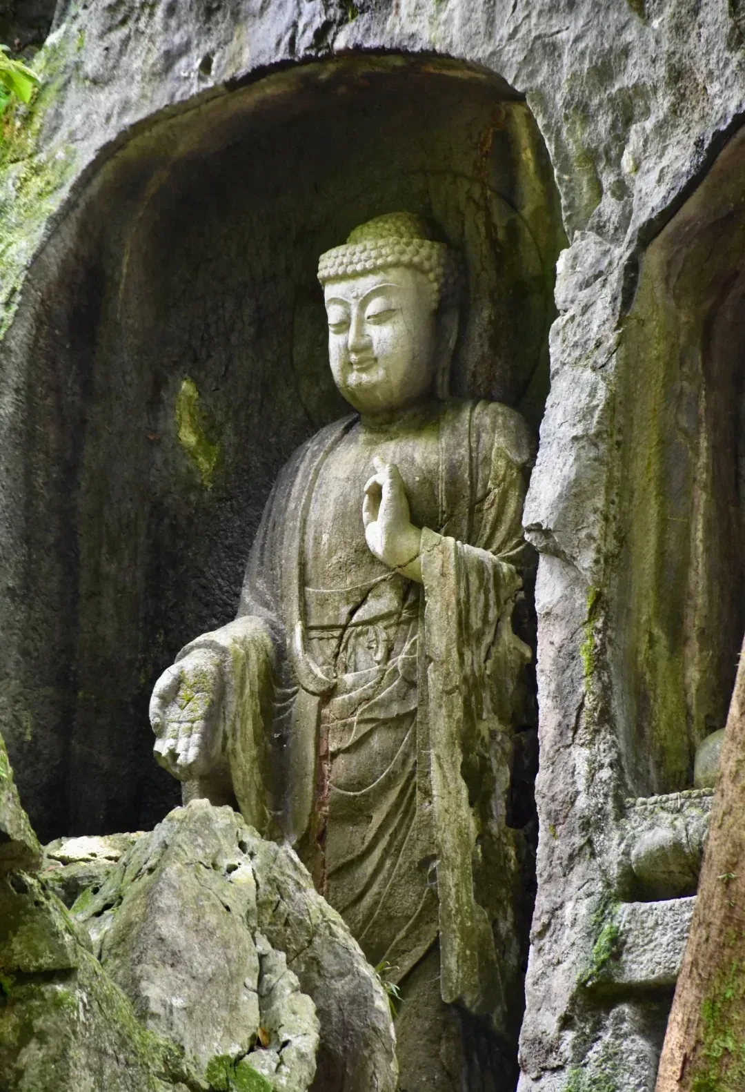 A standing figure in a Feilai Peak grotto