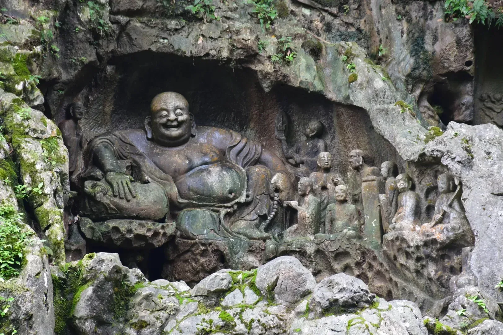 The Budai Maitreya and surrounding figures at Feilai Peak