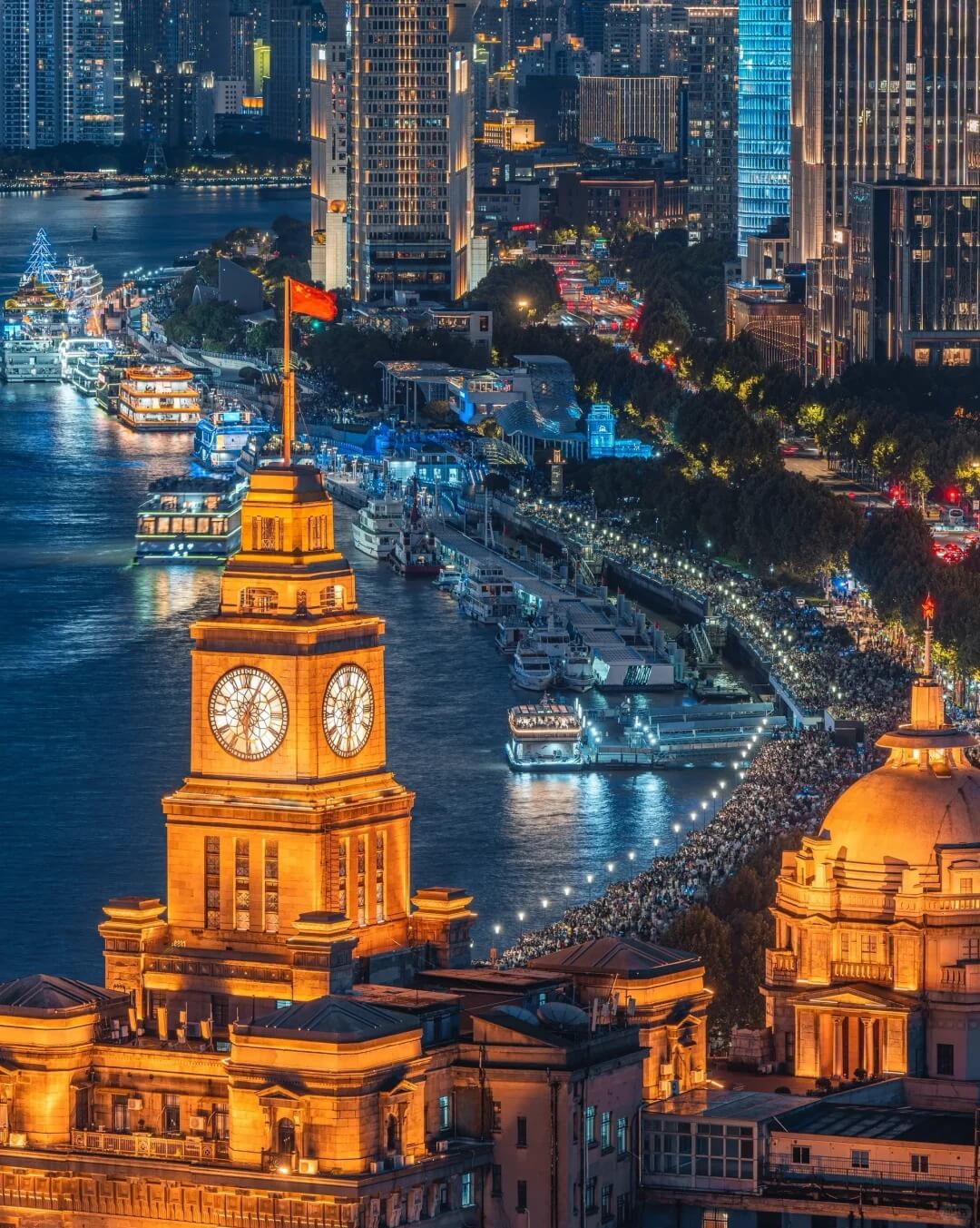 Customs House, river cruises and evening crowds