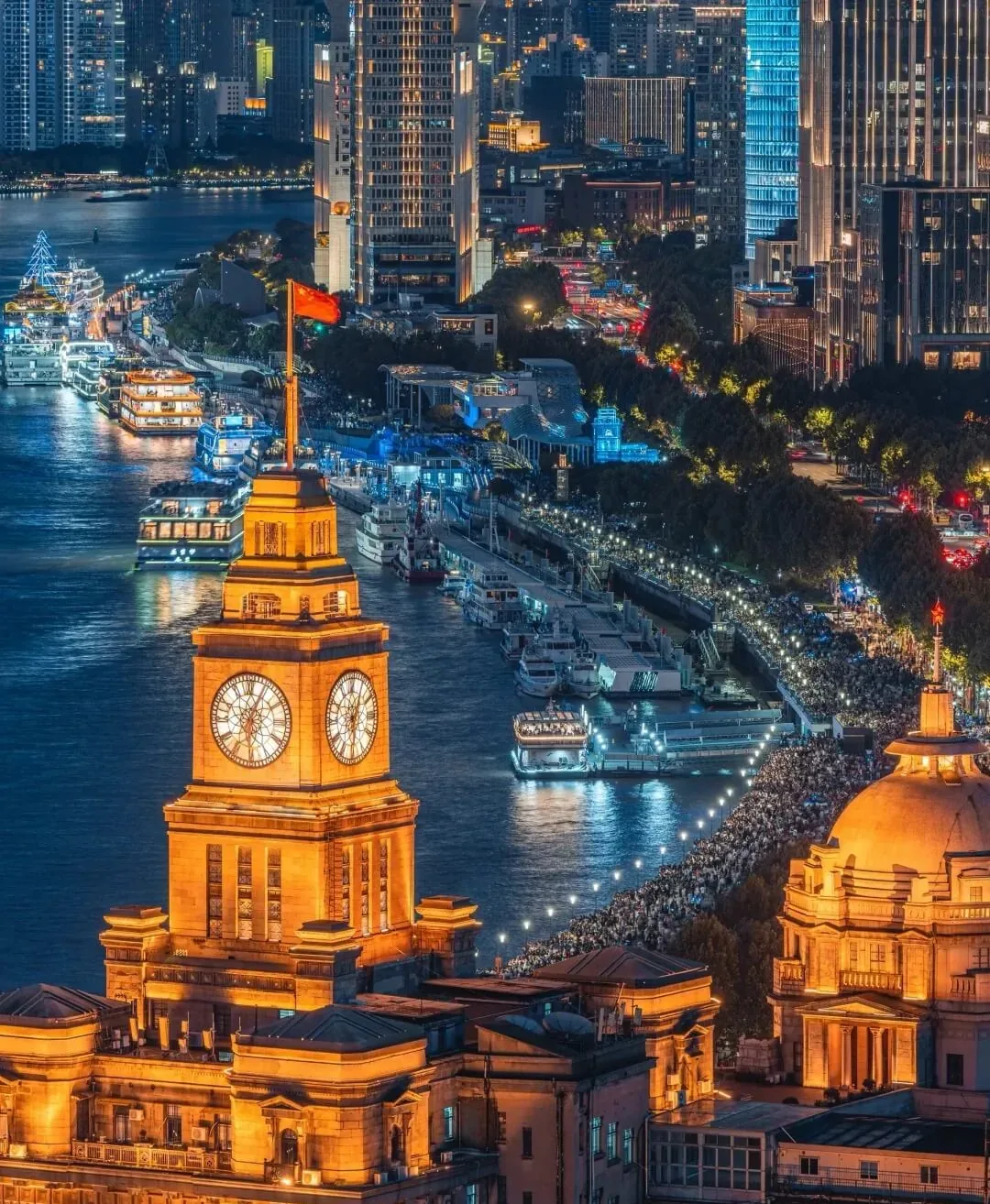 Customs House, river cruises and evening crowds
