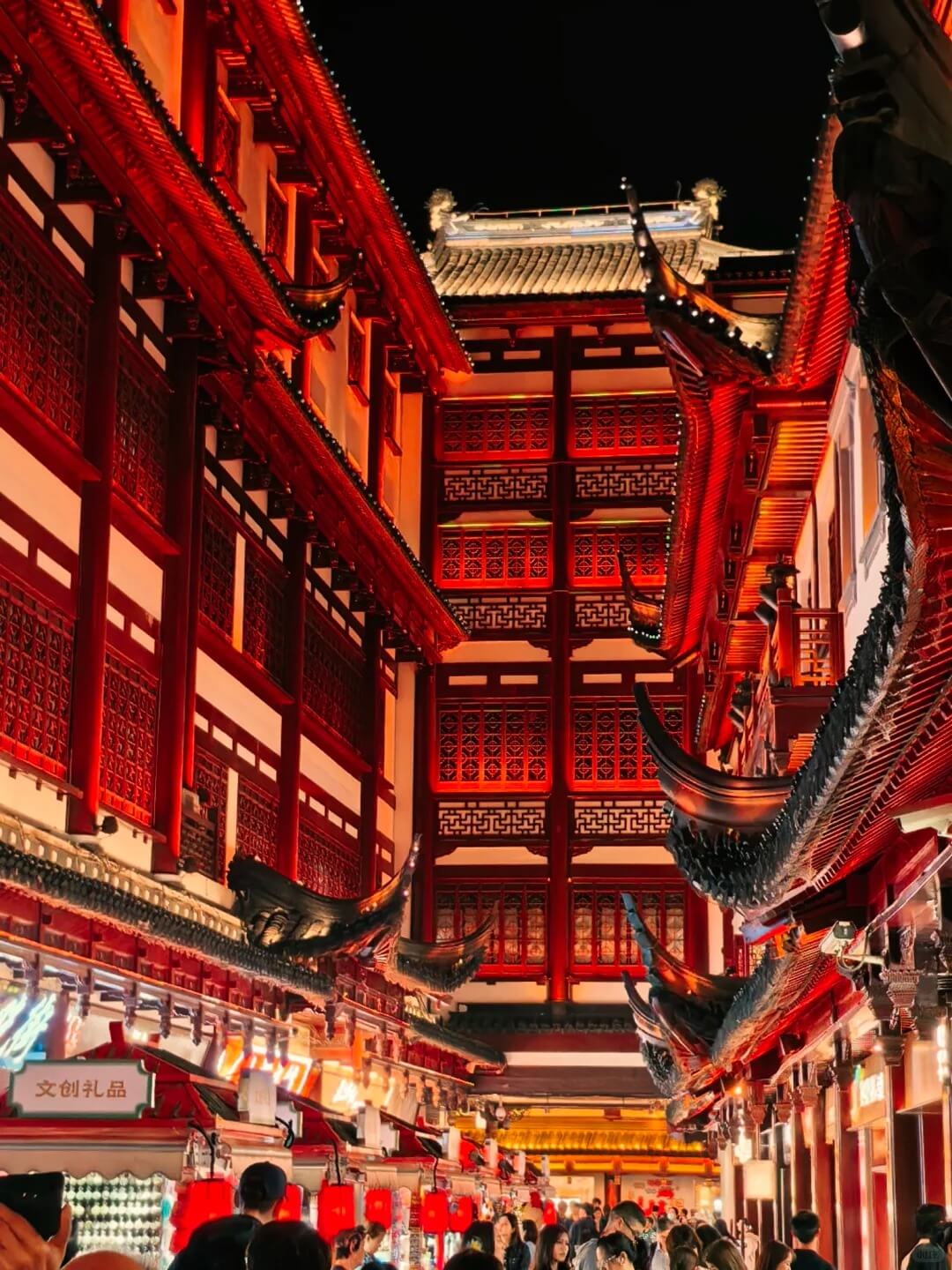 Traditional-style lanes in Yuyuan Bazaar at night
