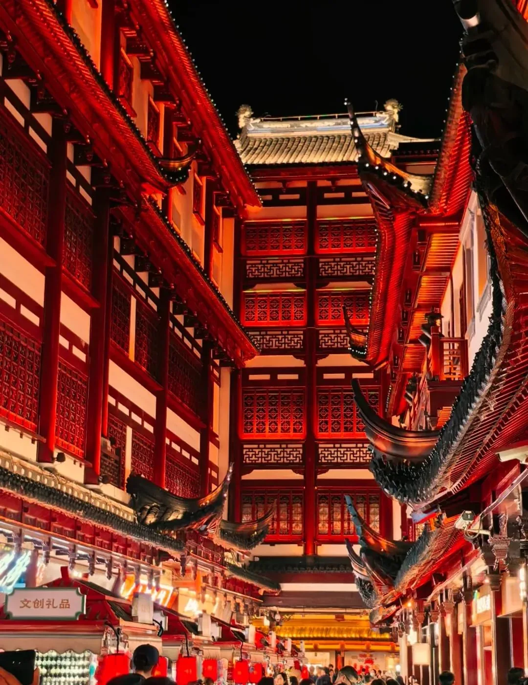Traditional-style lanes in Yuyuan Bazaar at night