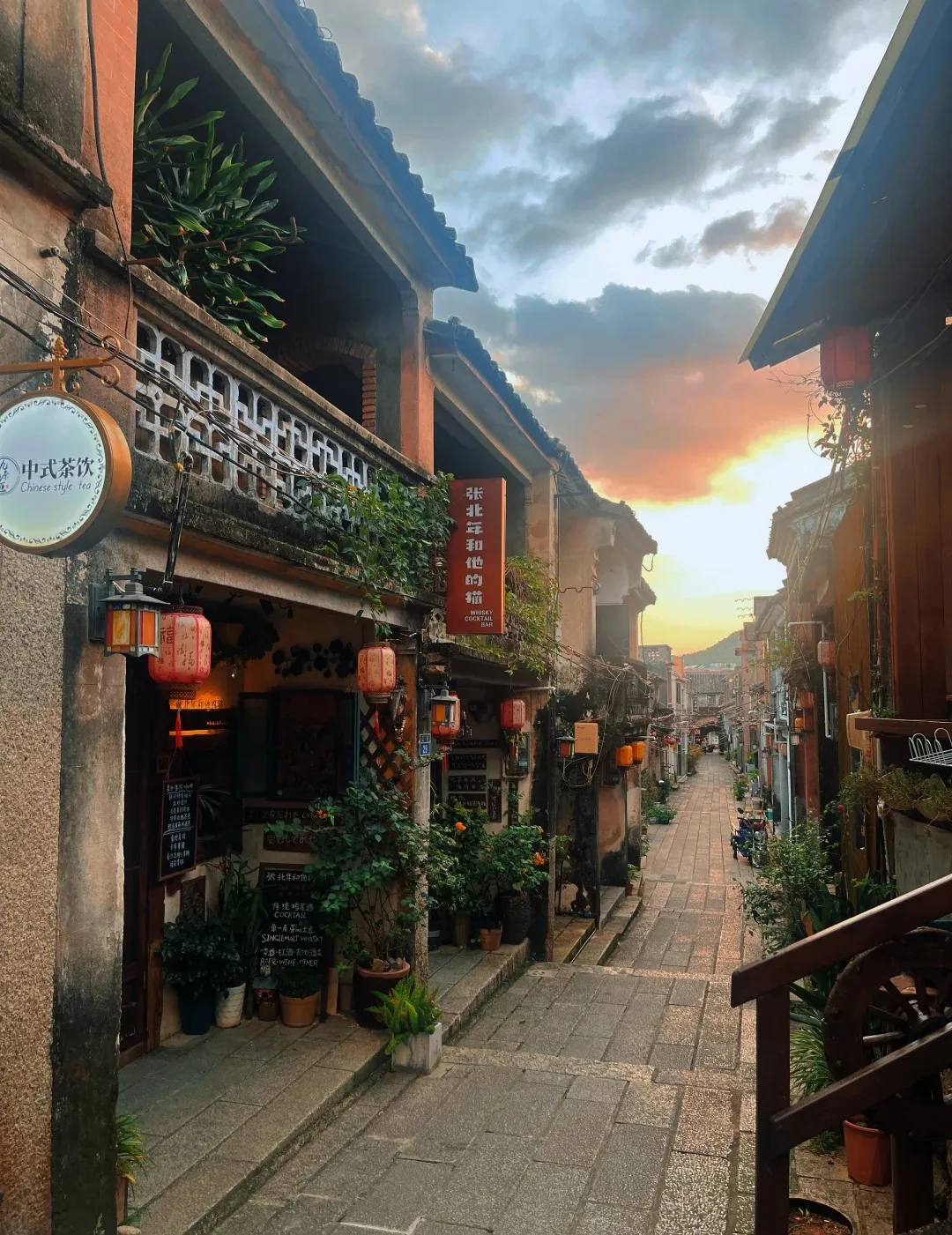 Dapeng Fortress lane at sunset