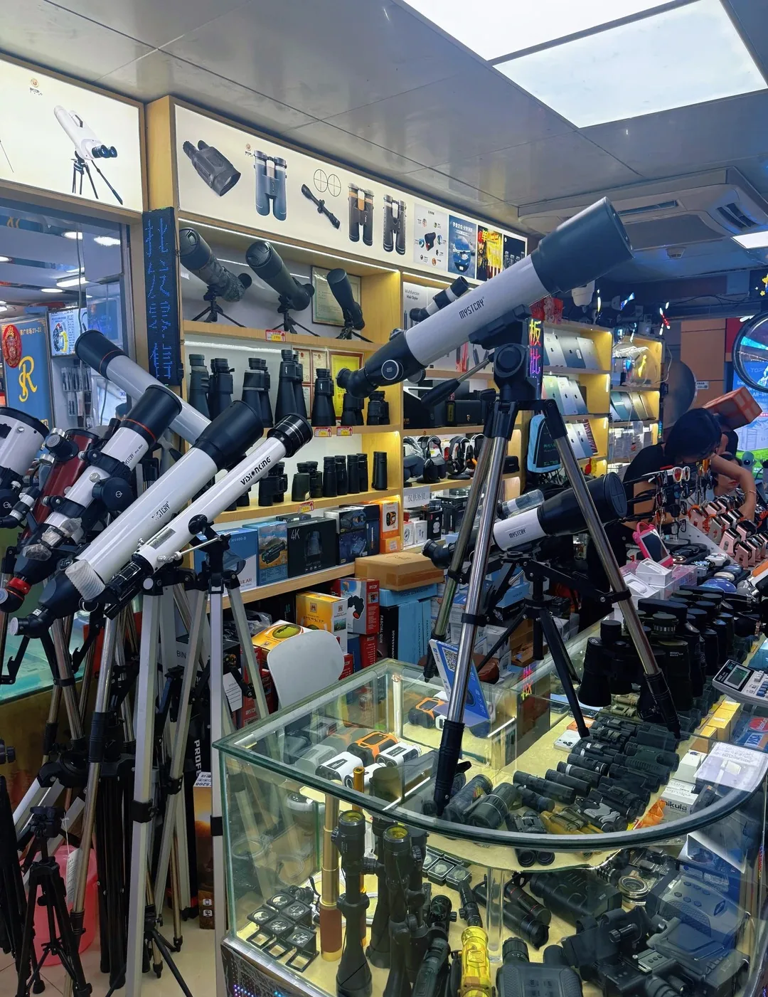 Optical-equipment counter in Huaqiangbei
