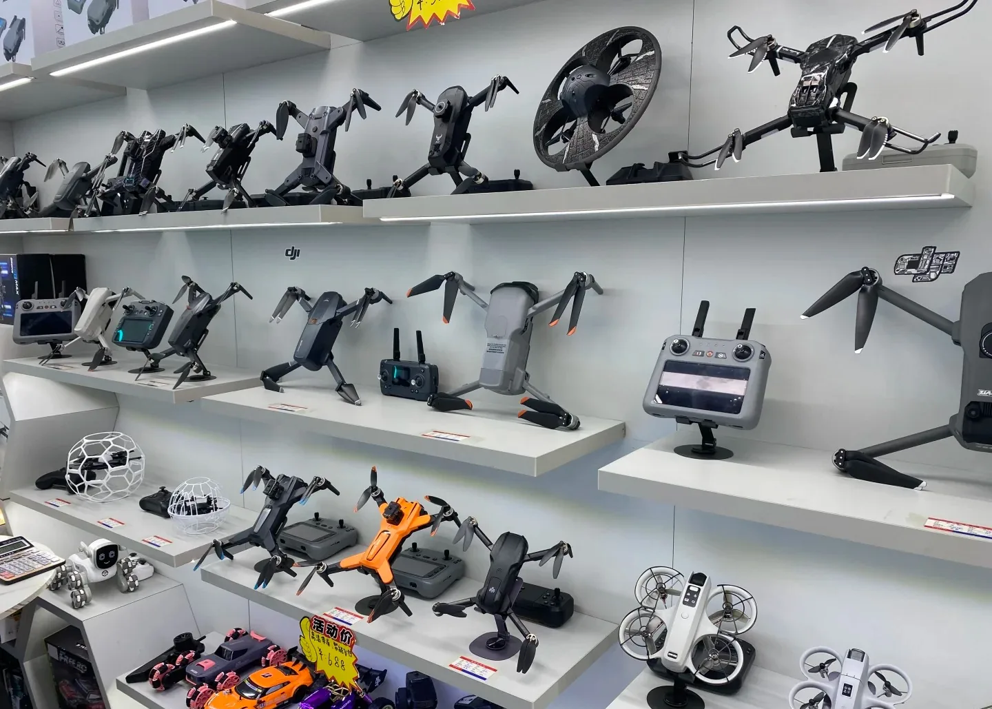 Drone display wall in a Huaqiangbei market