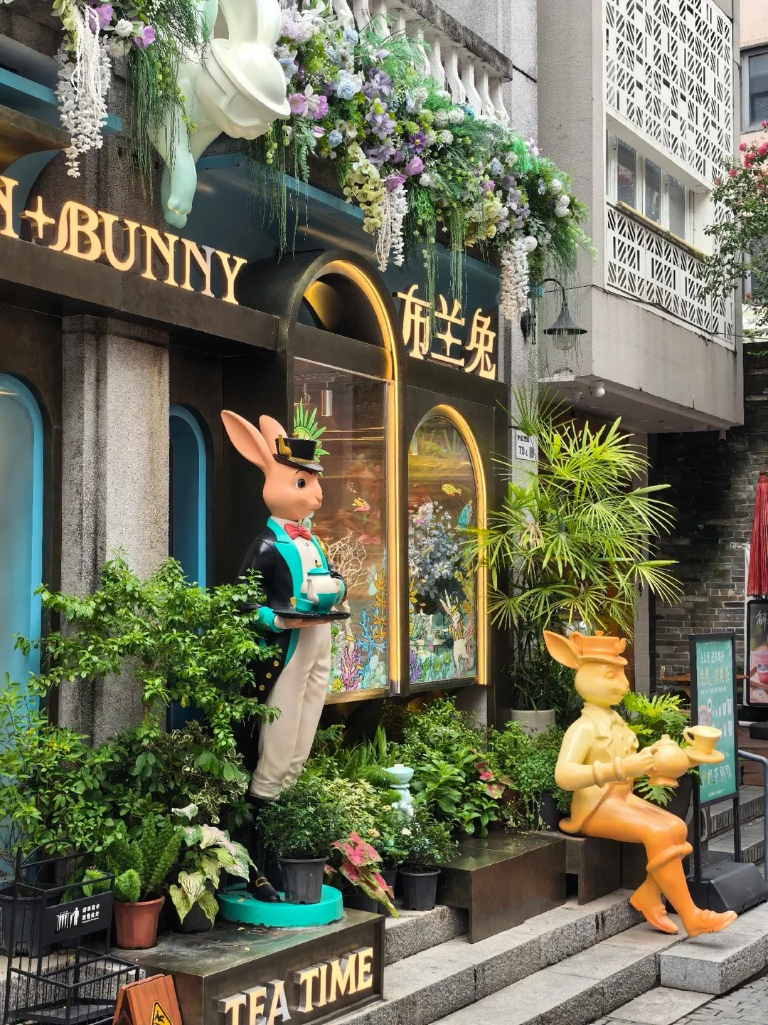 Contemporary tea shop in a Nantou lane