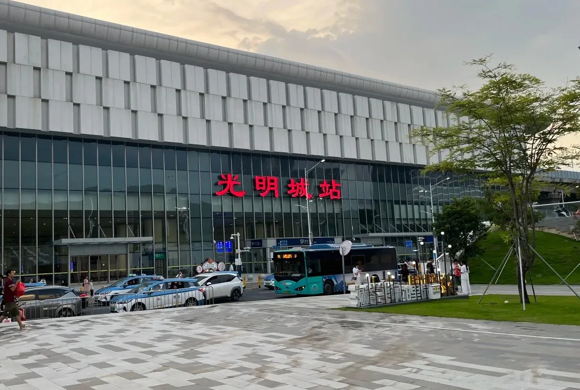 Station building and forecourt at Guangmingcheng Railway Station