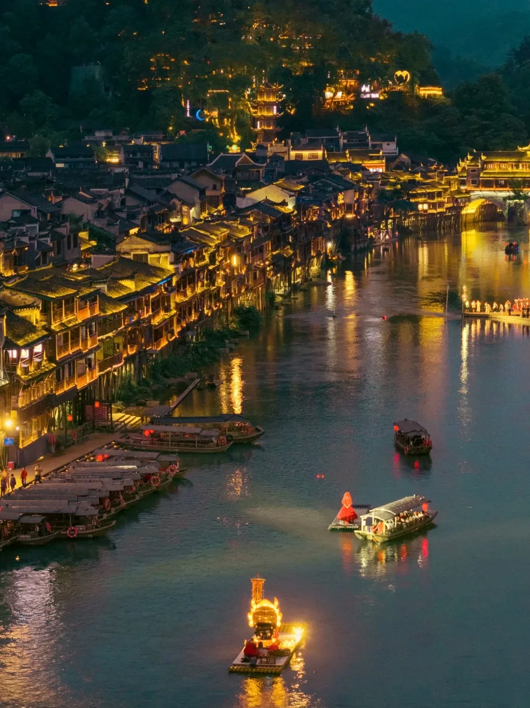 Night reflections on the Tuo River