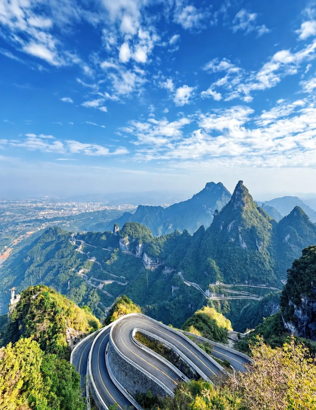 The road winding along Tianmen Mountain