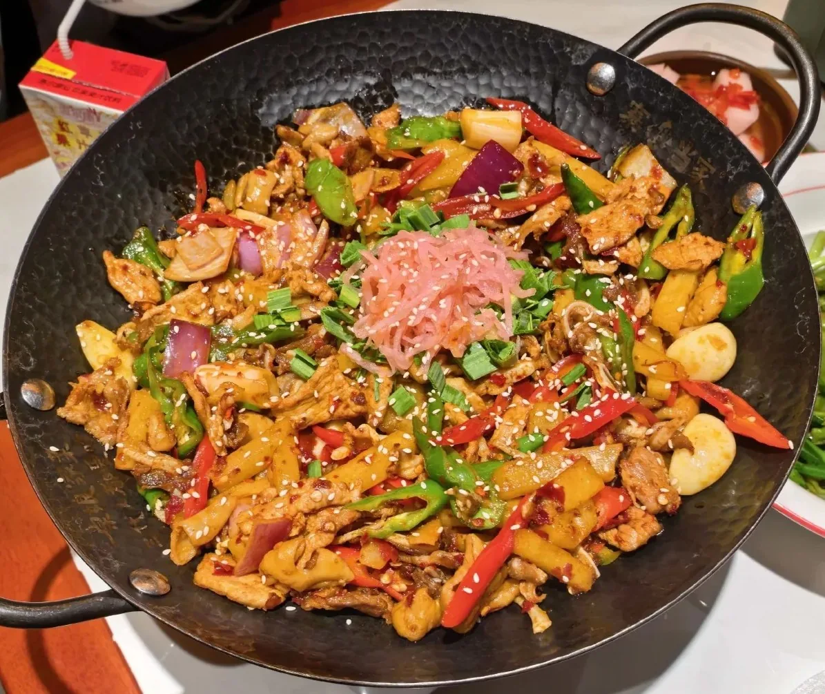 Zhangjiajie sanxiaguo served in a black pot